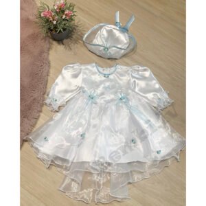 Balta ar zilu akcentu svētku kleita ar cepuri 68 izm.