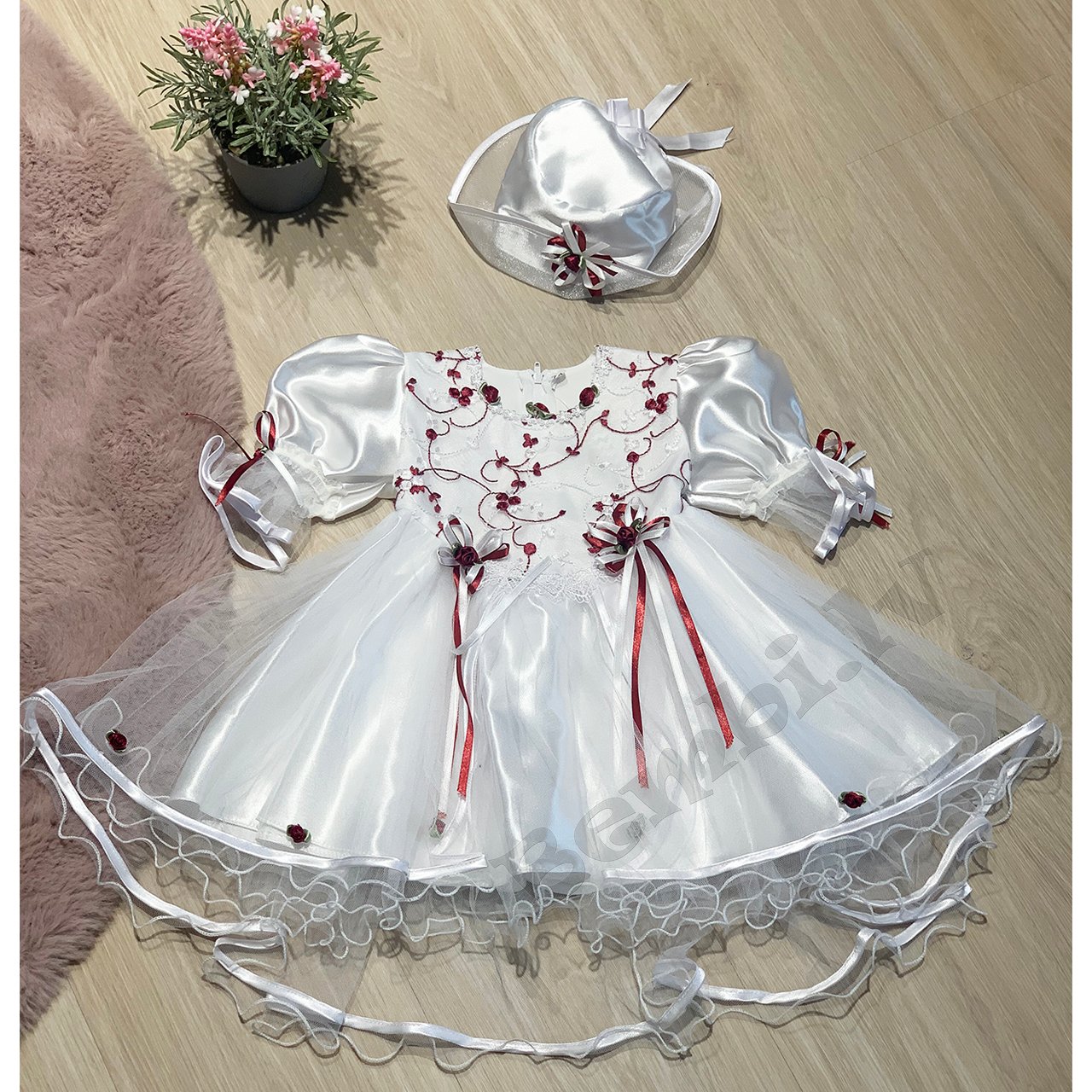 Balta svētku kleita ar sarkaniem elementiem un cepuri 68-86 izm.